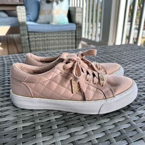 Guess Kents Quilted Pebbled Triangle Logo Sneakers Womens 9 Pink Satin